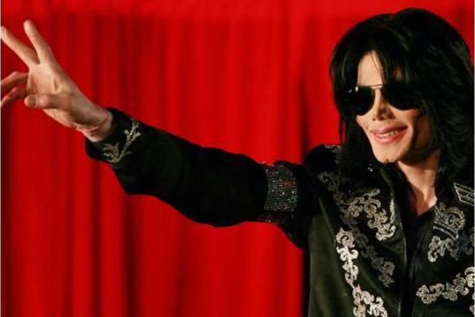 Michael Jackson surge na cerimónia do filho mais velho.
