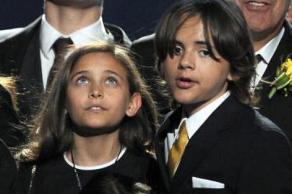 Paris Jackson e o irmão Prince juntos num evento familiar