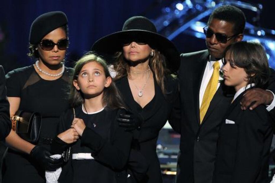 Filho de Michael Jackson prepara casamento com família presente