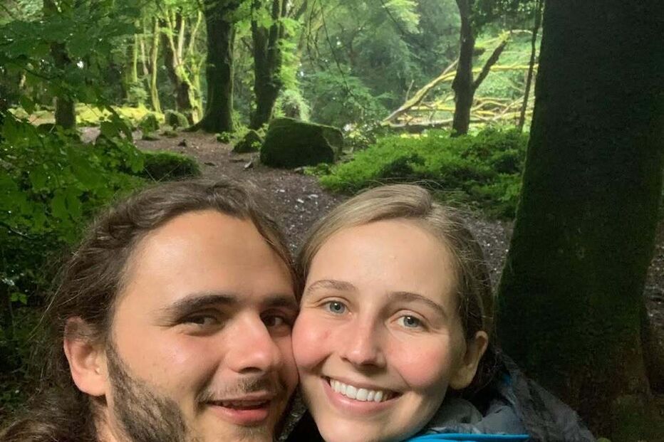 Michael Jackson Jr. anuncia casamento e mostra-se com a noiva na natureza