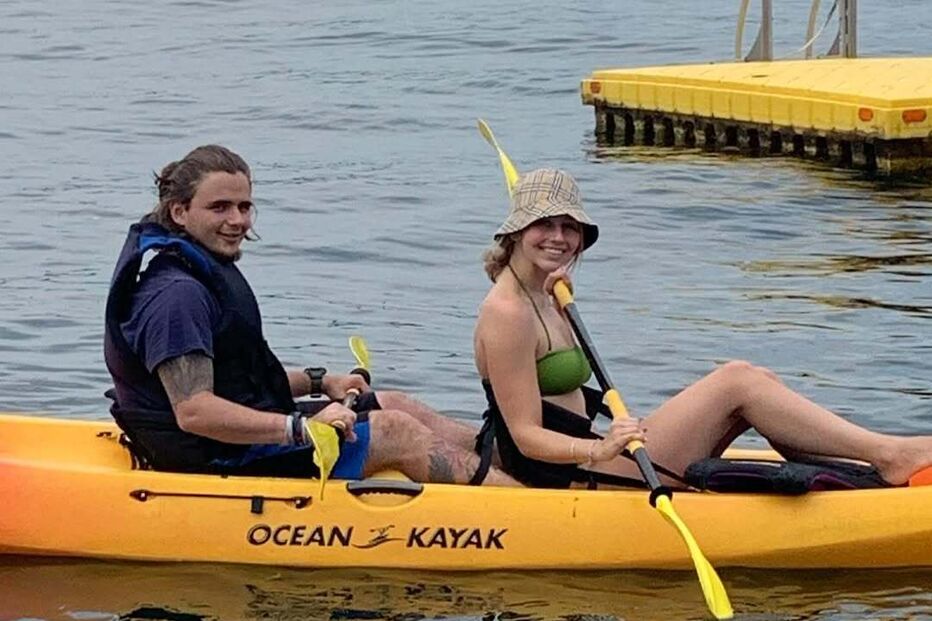 Filho de Michael Jackson pratica desporto aquático com amiga em kayak