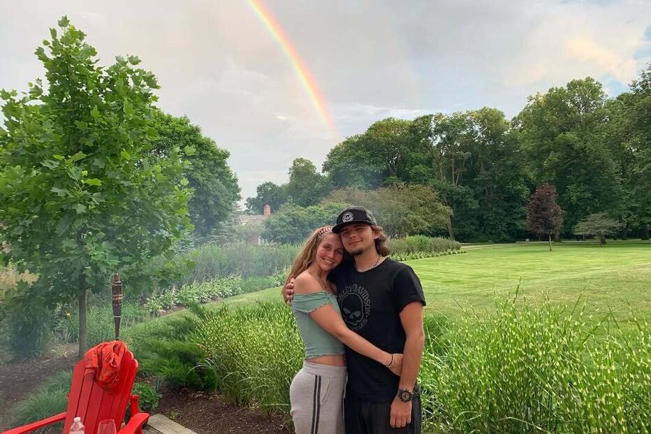 Prince Jackson e Molly Schirmang celebram noivado com tema de Michael Jackson.
