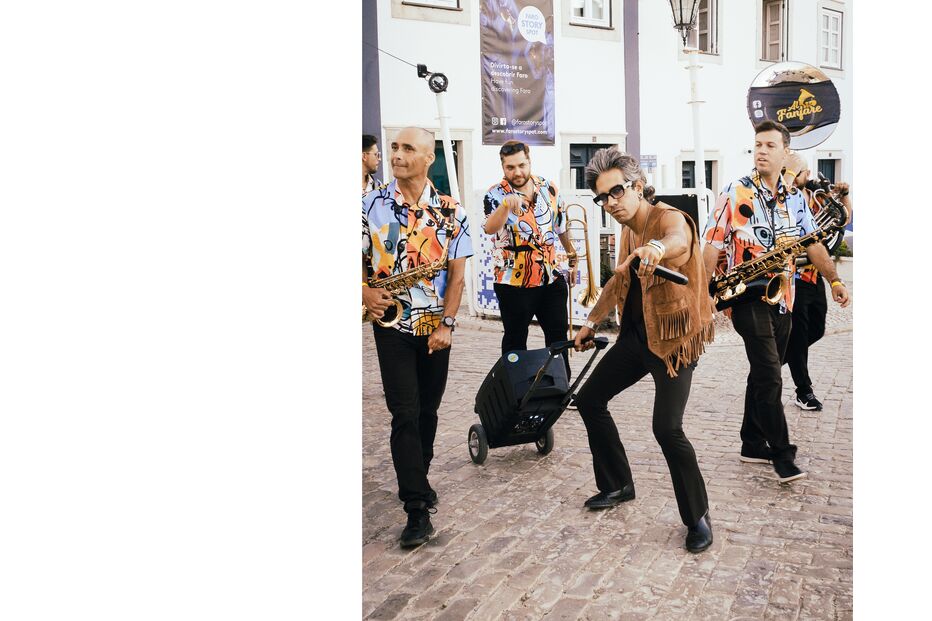 Banda Al-Fanfare anima Faro com música e celebração comunitária