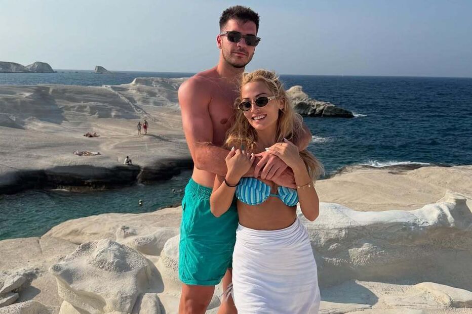 Fotis Ioannidis com Eleni Voulgaraki, jornalista e influencer, num cenário paradisíaco