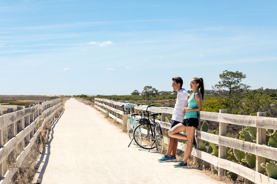 Casal aproveita dia de sol e passeio de bicicleta em Faro