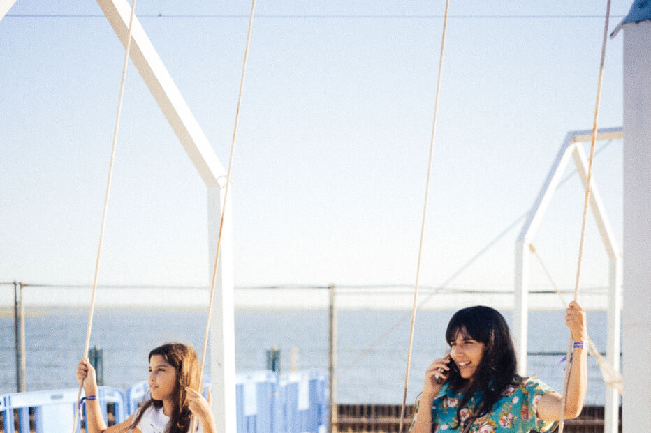 Em Faro, duas amigas aproveitam baloiços com vista para a Ria Formosa