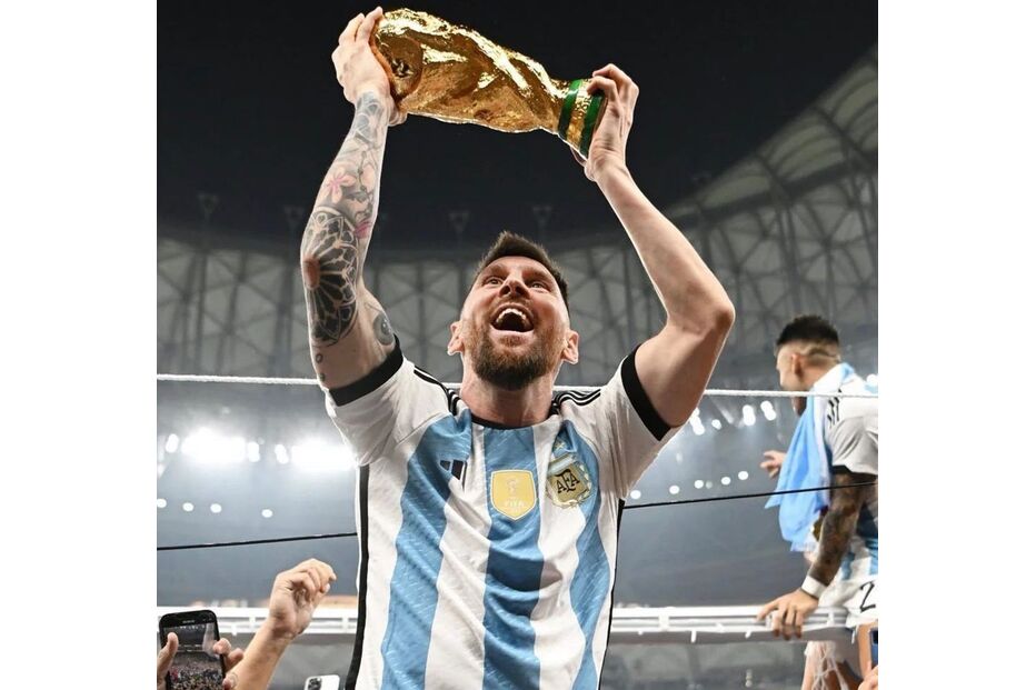 Leonel Messi com a Taça do Campeonato do Mundo