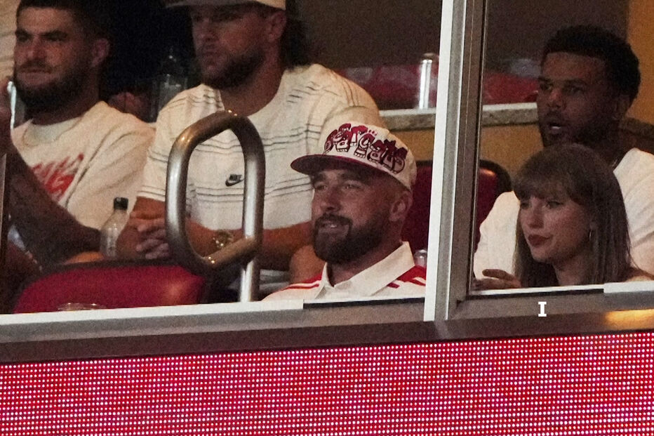 Taylor Swift e Travis Kelce fazem primeira aparição pública desde que anunciaram o noivado
