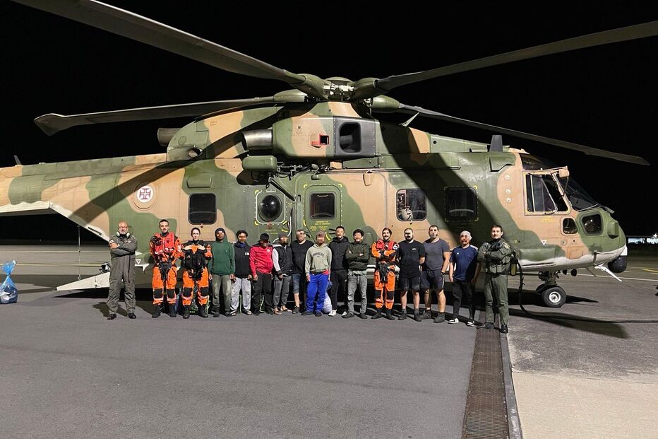 Os resgatados com a tripulação da Força Aérea