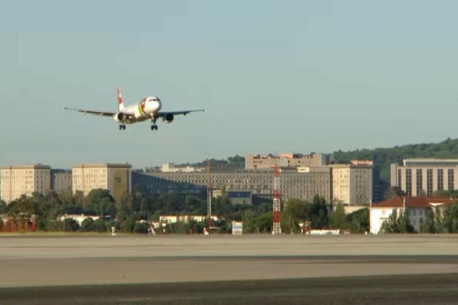 Avião da TAP perto de aterrar no aeroporto de Lisboa