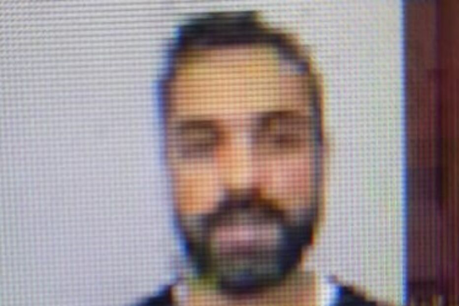 Homem barbudo posa para fotografia