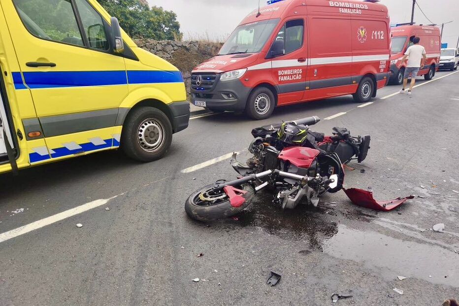 Colisão entre carro e motociclo em Famalicão causa ferido grave, transportado para o hospital