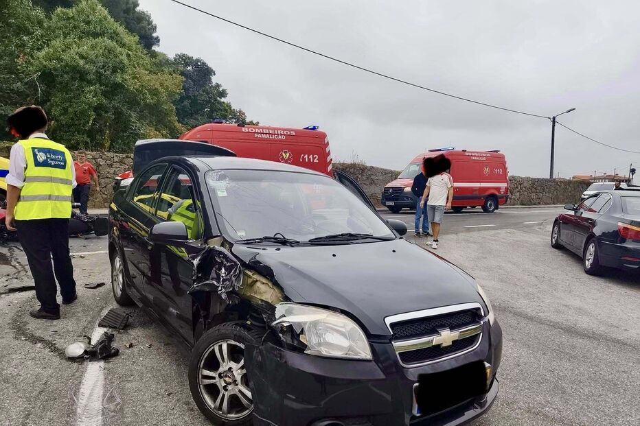 Colisão entre carro e motociclo em Famalicão causa ferido grave, assistido pelos bombeiros
