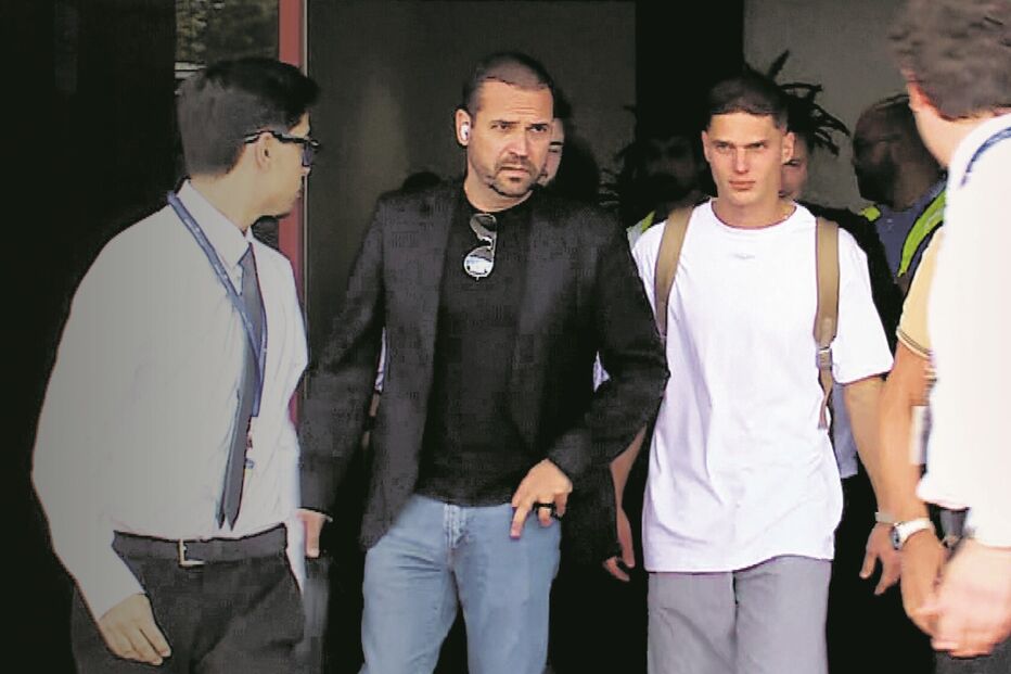 Sudakov, à direita, junto de Rui Pedro Braz, à chegada a Tires 