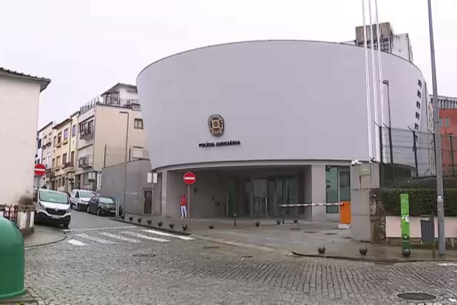 Seis assaltantes agridem casal de ourives a caminho da feira em Matosinhos. Levaram a chave de casa das vítimas