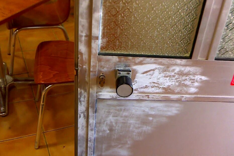 Porta do bar foi arrombada