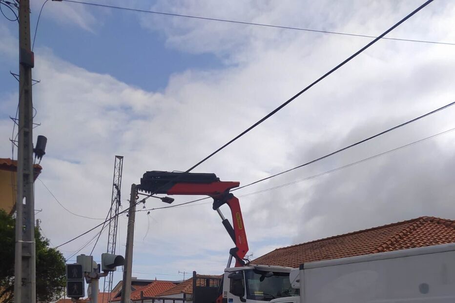 Cinco feridos, um dos quais grave, em colisão entre carro e ligeiro de mercadorias em Ílhavo