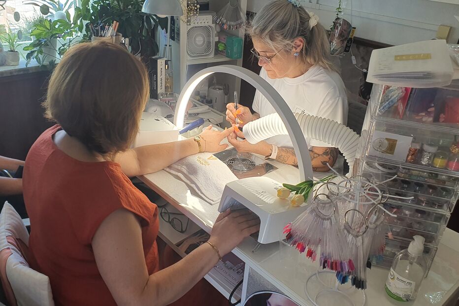 Novas regras da União Europeia fazem 'estalar' verniz para unhas. Esteticistas à beira de um ataque de nervos