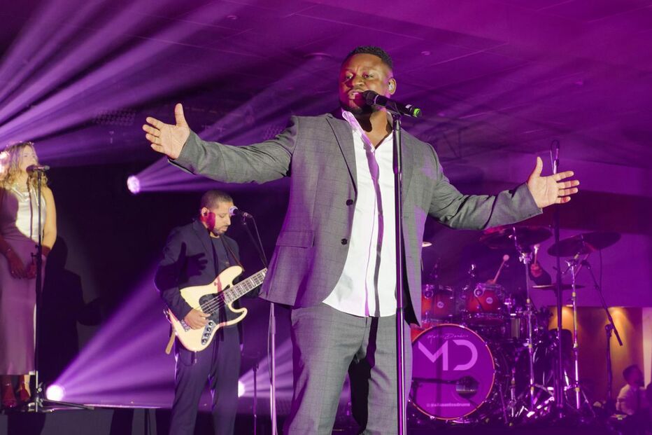 Matias Damásio atua em concerto com banda e filho