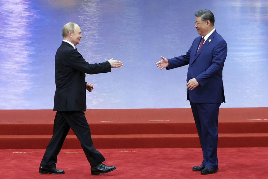 Xi Jinping encontra-se com Putin numa cimeira na China