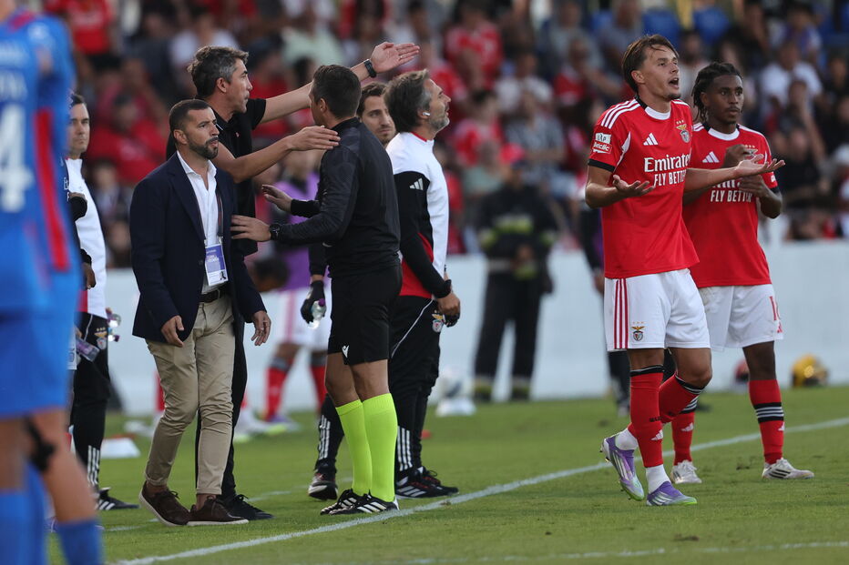 Benfica defronta Alverca na 4.ª jornada da Liga Portugal Betlic. Schjelderup e Dedic marcam