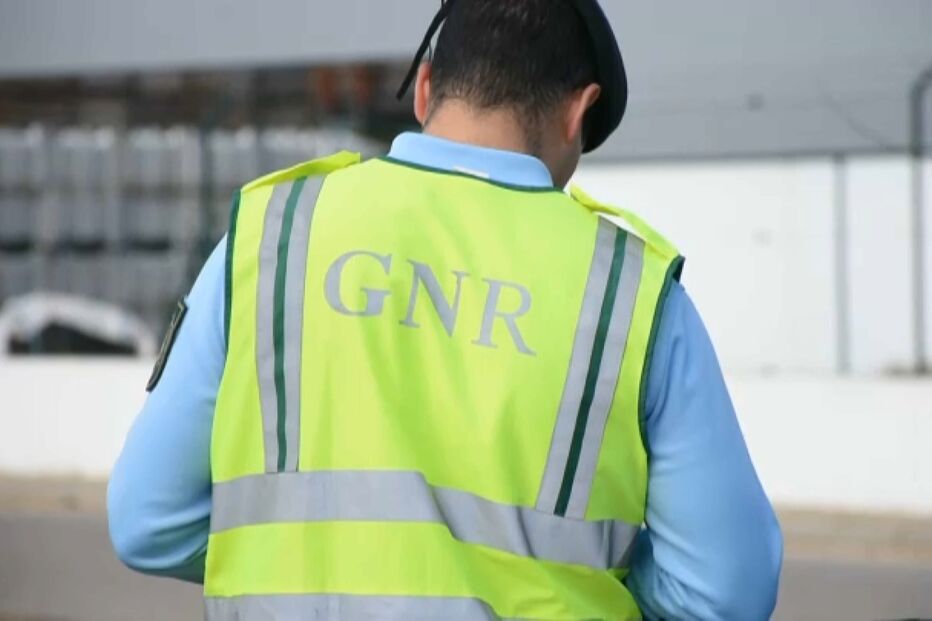 Agente da GNR de costas, fardado com colete refletor