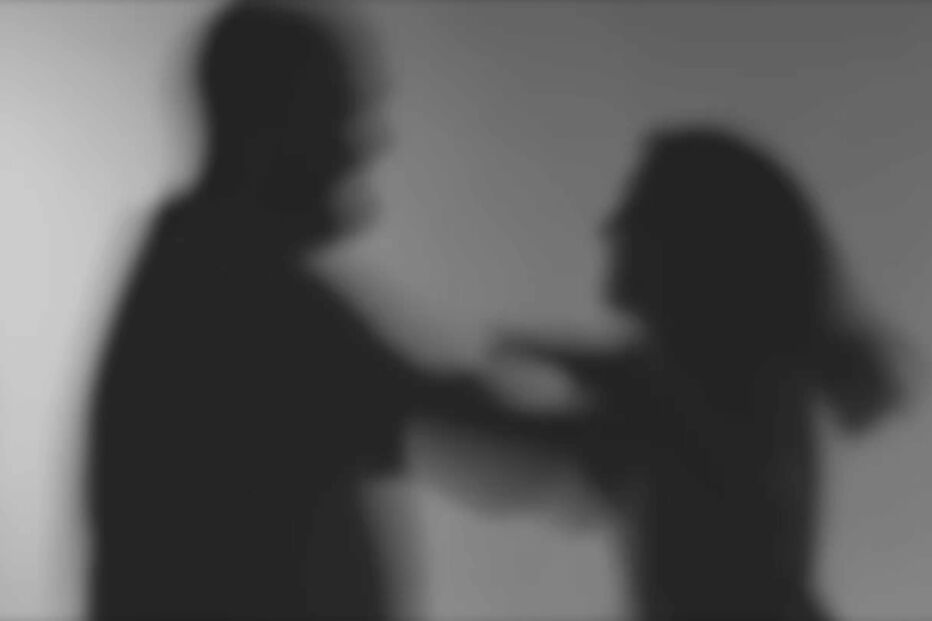 Sombra de homem e mulher sugere violência doméstica
