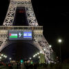 <![CDATA[ Pomba que representa paz a separar bandeiras de Israel e da Palestina projetada na Torre Eiffel ]]>
