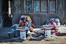 Entre lume e fumo, mulheres assam castanha para sustentar famílias em Maputo