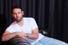 Sydney Sweeney relaciona-se com empresário, Scooter Braun, conhecido por conflito com Taylor Swift.
