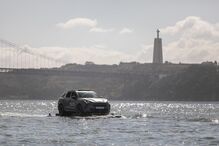 Novo CUPRA Terramar testado em água no rio Tejo, Lisboa