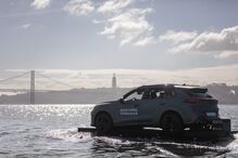 Cupra Terramar desafia limites na água com a Ponte 25 de Abril e o Cristo Rei ao fundo