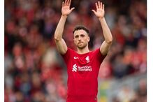 Diogo Jota acena para os adeptos