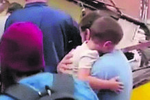 Menino depois de retirado dos destroços