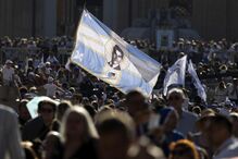 Fiéis marcam presença na missa de canonização de Carlo Acutis e Pier Giorgio Frassati na Praça de São Pedro, no Vaticano