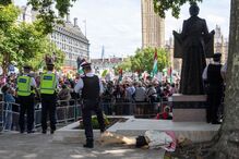 Protesto pró-Palestina em Londres resulta em centenas de detenções perto do Parlamento
