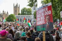 Centenas protestam em Londres contra apoio a Israel e contra Starmer