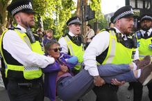 Polícia detém manifestantes em Londres num protesto de apoio à Ação Palestina