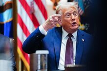 Donald Trump discursa após comparação com Isabel II e gesto de apoio de Melania