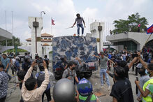 Polícia do Nepal dispersa milhares de manifestantes