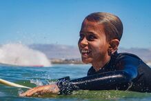 Jovem surfista Zion Brocchi faleceu aos 12 anos após luta contra tumor cerebral