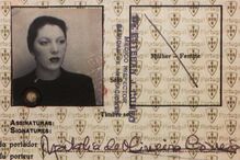 Documento de identificação com foto e assinatura de Natália Correia