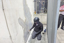 Mural de Banksy removido do Tribunal Superior de Londres após denúncia