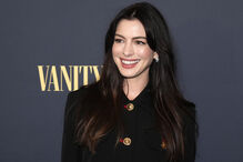 Anne Hathaway posa no evento da Vanity Fair