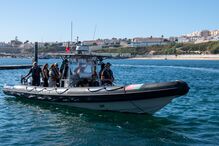 Polícia Marítima e bombeiros resgatam homem em praia de Cascais 