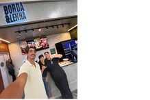 Participante do Shark Tank Brasil visita pizzaria 