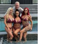 Um homem posa com três mulheres junto a uma piscina
