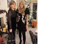 Duas mulheres posam para uma foto em frente a uma árvore de Natal decorada