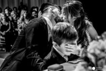 Messi celebra casamento premiado, oito anos depois.
