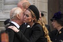 Kate Middleton cumprimenta um membro da realeza num evento solene